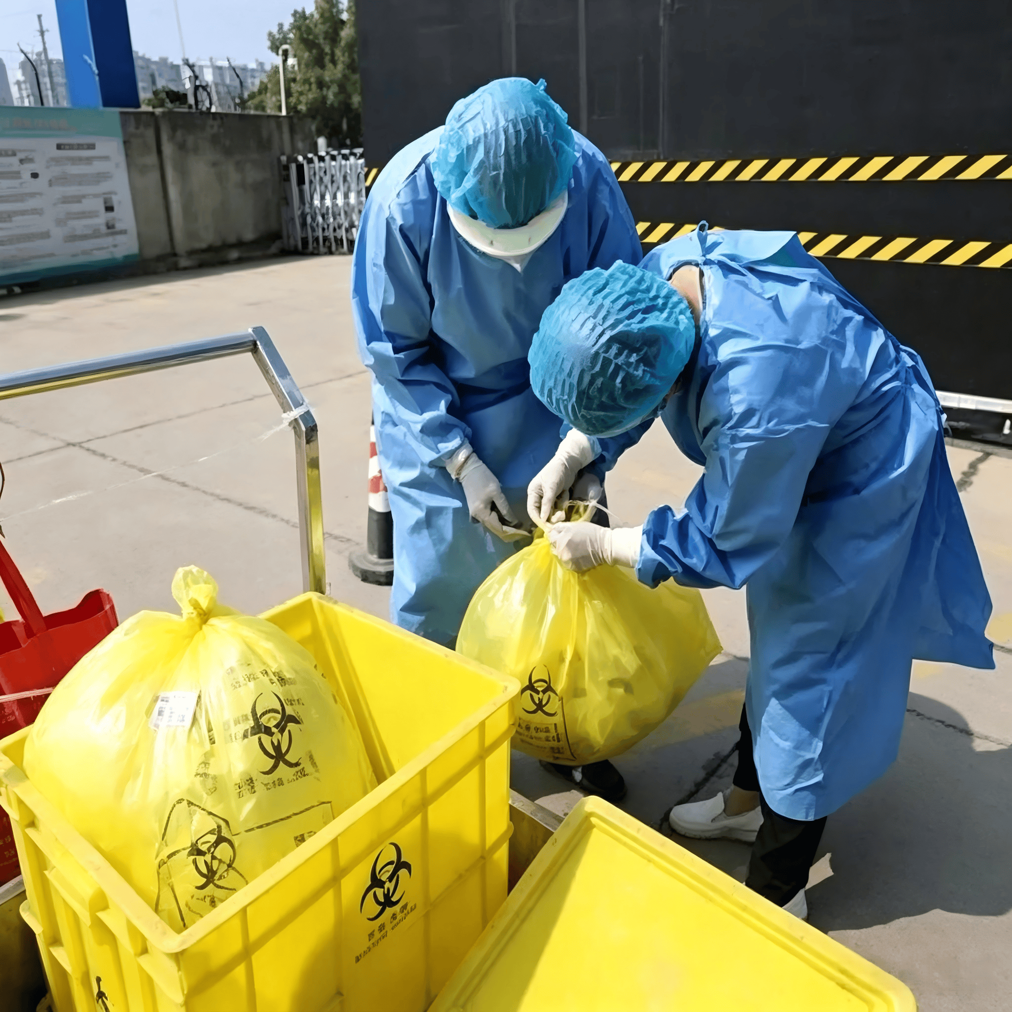 近期不少诊所因暂存设施受罚 记得采购医废暂存标准设备 3 医疗废弃物与药品平铺摄影 (3)(1)